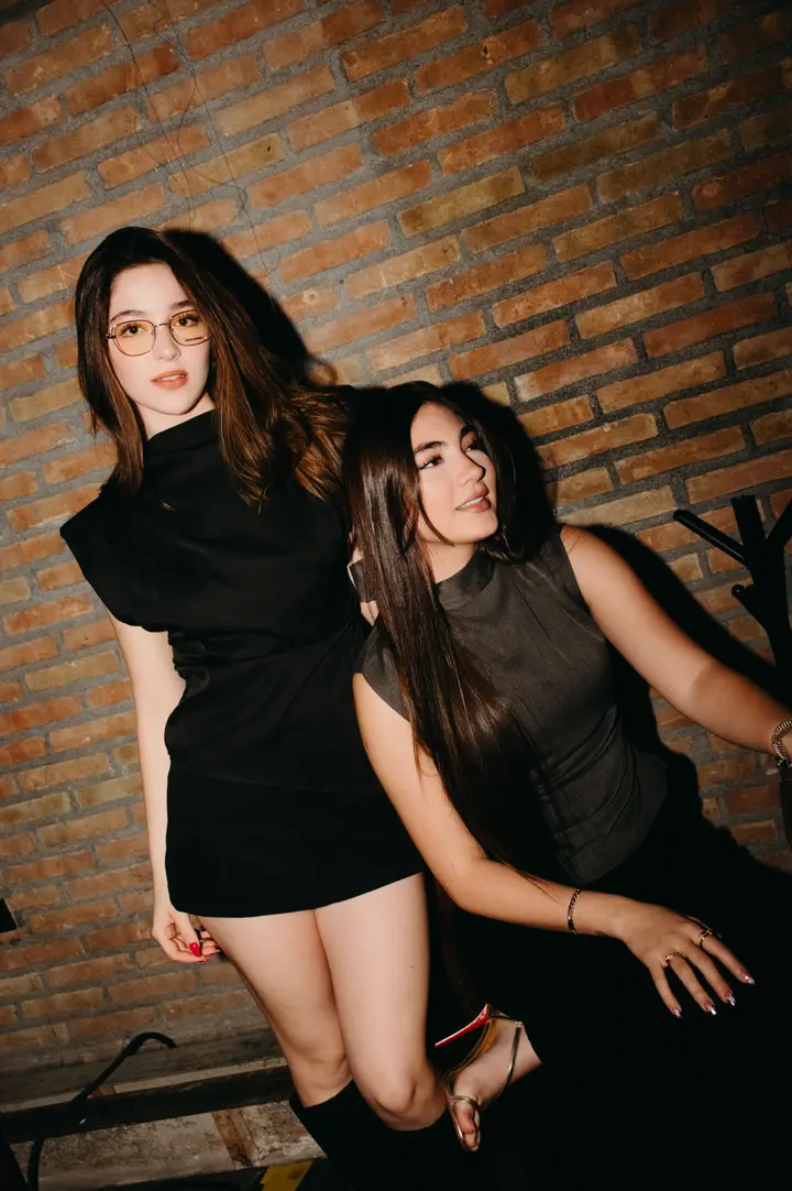 Black Shoulder Pad Top — Negro, vista frontal