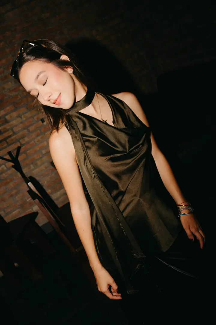 Scarf Neck Cafe Top — Café, vista frontal