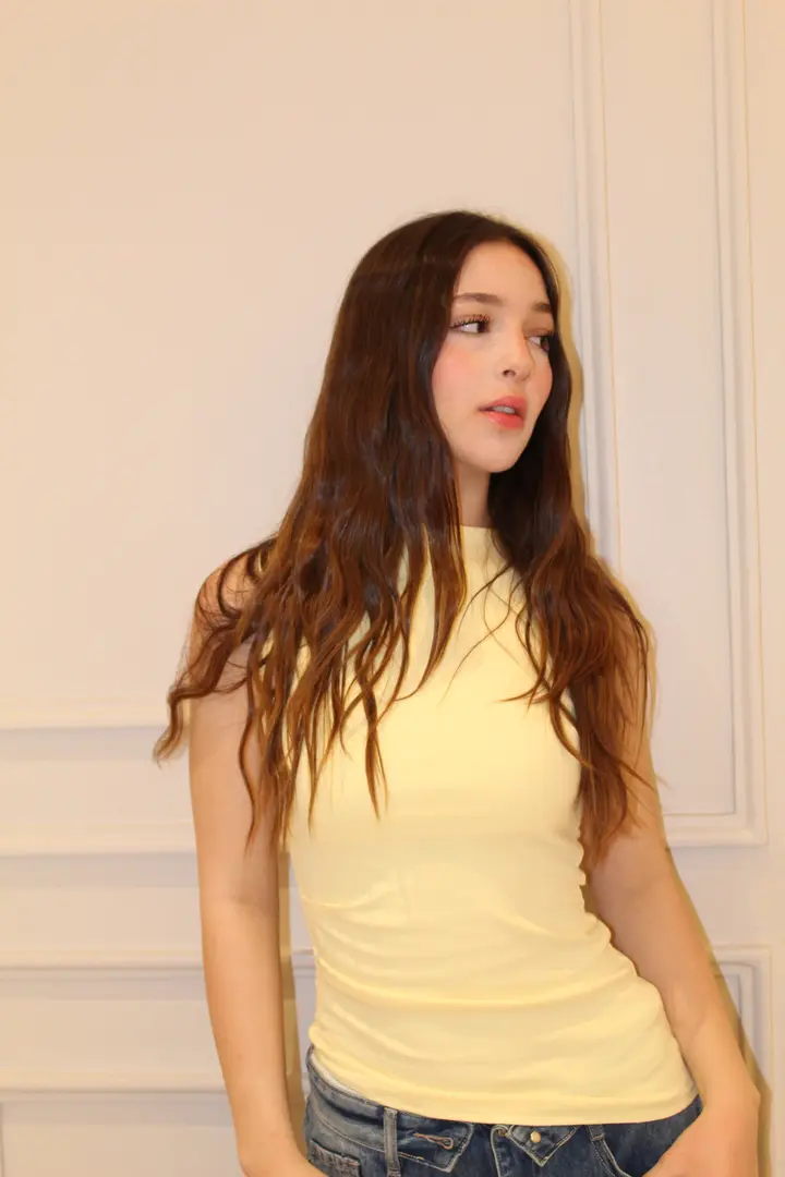 Yellow Asymmetric Top — Amarillo, vista frontal